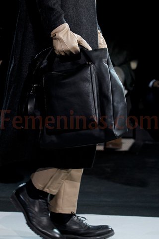 Amplio bolso masculino d ecuero negro con bolsillo al frente